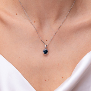 Colgante Solitario de Topacio Azul Intenso de Corte Redondo de Lujo con Diseño de Borde Trenzado en Oro de 10K/14K/18K y Plata 925/935 con Baño de Rodio - Product Image 1
