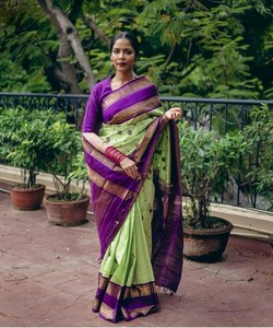 Sari de Seda Verde Claro con Borde Morado, Vestido de Boda Tradicional Indio, Estilo Banarasi, Largo hasta el Suelo, para Mujer - Product Image 4