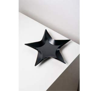 Plateau de service moderne en métal noir en forme d'étoile, plat décoratif de luxe pour bijoux, noix, pour la maison, le restaurant, l'hôtel, la décoration de fête - Product Image 1