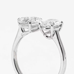Anillo de Compromiso de Lujo en Oro Blanco de 14K con Diamantes Cultivados en Laboratorio de 2ct en Forma de Corazón y Ovalados en un Elegante y Moderno Diseño Bypass - Product Image 5