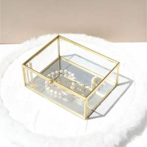 Boîte à bijoux de luxe en verre doré avec couvercle à charnière, élégante boîte à alliances, boîte à souvenirs moderne en laiton et verre, coffret de luxe pour objets précieux - Product Image 2