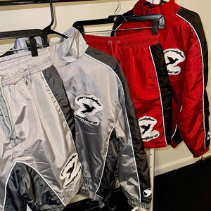Conjunto Deportivo Rojo Riches Ova Fame para Hombre, Chaqueta y Pantalones Cortos de Poliéster Satinado con Logotipo Estampado en la Espalda, Ropa Urbana para Primavera - Product Image 5