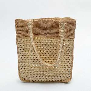 Experimente la elegancia contemporánea hecha a mano con este encantador bolso de hilo natural con un cuerpo de ganchillo bicolor y correas. - Product Image 1