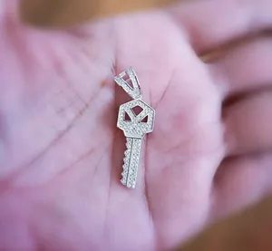 Collier pendentif clé en moissanite véritable taille brillant rond, breloque clé en argent sterling 925 plaqué or glacé, bijoux de luxe certifiés - Product Image 2