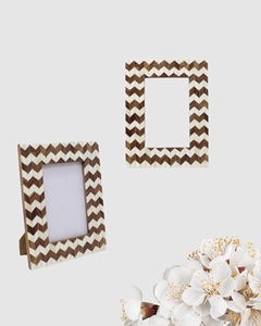 Cadre photo en bois fait main avec incrustation d'os, motif chevron, support photo rectangulaire, décoration de table - Product Image 3