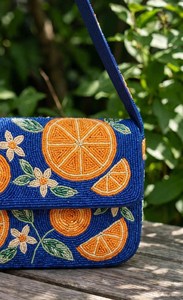 Bolso de mano con cuentas Blue Citrus Harvest - Bolso de hombro con diseño de limón y naranja - Bolso tropical azul marino para el verano - Product Image 2