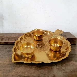 Ensemble de porte-bougies chauffe-plat en laiton fait main avec bol central pour activités religieuses et arrangements décoratifs de bougies - Product Image 4