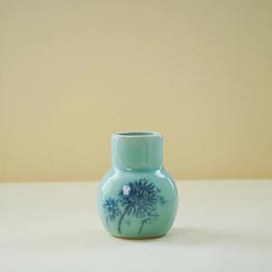 Jarrón de Cerámica Artístico con Esmalte Azul Suave, Detalle Floral Pintado a Mano, Diseño Compacto para un Elegante Acento Decorativo en el Hogar - Product Image 1