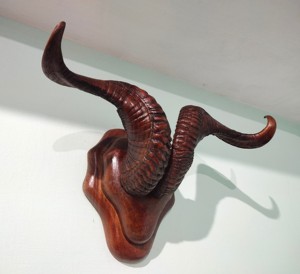 Paire de cornes de berbecue avec base en bois, artisanat naturel, décoration murale en forme d'animal, cornes de mouton rustiques décoratives pour la maison. - Product Image 5
