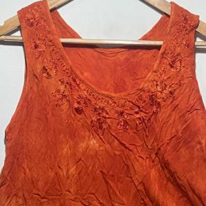 Hermosa Túnica Boho sin Mangas con Estampado Tie Dye Naranja para Mujer, con Cuello Redondo |   Vestido Casual Holgado con Corte Evase para Verano - Product Image 2
