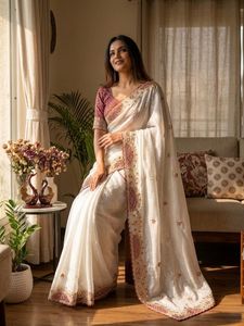 Magnifique sari en soie froissée avec broderies de sequins et de fils, imprimé Bandhej, et chemisier en chinon. - Product Image 2