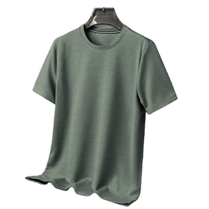 เสื้อยืดแขนสั้นผู้ชายแบบลำลอง ผ้าโพลีเอสเตอร์ถัก ทอลายแบบนูน  รักษ์โลก ไม่ยับ  พร้อมลายด้านหน้า - Product Image 1