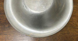 Plateau de service rond en aluminium gaufré style vintage, motif panier de fleurs, plat décoratif en métal pour la décoration intérieure (vente en gros) - Product Image 4