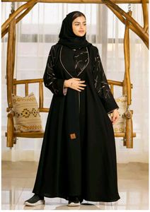 Robe Abaya noire élégante pour femmes avec manches brodées et hijab assorti, tenue modeste longue, col rond, polyester - Product Image 3