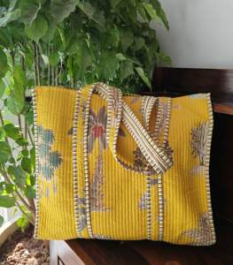 Bolso Tote de Algodón Acolchado Hecho a Mano en India |   Bolsa de tela reutilizable ecológica. Bolsa de mano con estampado de palmeras amarillas (con cremallera), 100% algodón. - Product Image 5