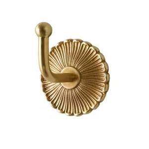 Ganchos de pared metálicos de acabado premium, resistentes, para colgar abrigos, sombreros y bolsos en el hogar. - Product Image 2