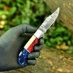 Couteau pliant artisanal OEM personnalisé de Damas avec manche gravé et étui en cuir - Product Image 1