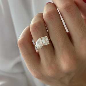 Anillo de diamantes cultivados en laboratorio Toi et Moi de 4 quilates con esmeralda y pera, anillo de dos piedras, oro amarillo de 14k, certificado por IGI - Product Image 4