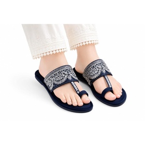 Chappals Kolhapuri en Cuir pour Femmes, Dessus en Velours, Impression Personnalisée, Respirants, Légers, Imperméables, Tendance Mode - Product Image 1