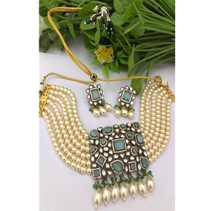 Ensemble collier et boucles d'oreilles plaqué or de qualité supérieure, chic, pour mariage, fête, occasions spéciales, collection pour femmes et filles - Product Image 1