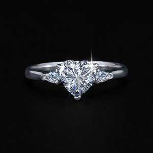 Bague de fiançailles romantique en argent sterling S925 avec trois pierres en moissanite couleur D VVS 1 carat, cadeau tendance pour la Saint-Valentin pour femme - Product Image 6