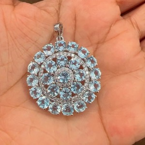 Rhaya Jewels – pendentif fleur en topaze bleue 100% naturelle pour femme, micro-insertion en argent sterling plaqué rhodium, cadeau minimaliste et raffiné - Product Image 2