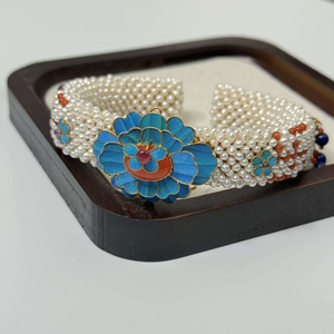 Brazalete Delicado con Cuentas Bordadas de Flor de Begonia - Joyería Vintage Blanca para Mujer - Regalo - Product Image 4