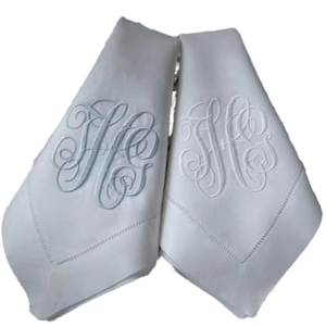 ผ้าเช็ดปากค็อกเทลทรงสี่เหลี่ยมปักลายตามสั่ง ทำด้วยมือ ผ้าลินิน 100% ปักโลโก้แบบโมโนแกรม ขายส่งจำนวนมากสำหรับงานแต่งงาน งานเลี้ยง โรงงานรับผลิตแบบ OEM ODM - Product Image 1