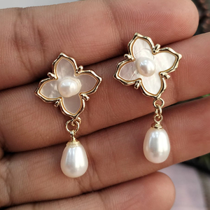 Boucles d'oreilles pendantes en perles d'eau douce, trèfle en nacre, plaqué or, bijoux anti-ternissement, fabricant et fournisseur en gros - Product Image 6