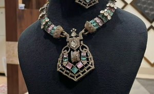 Impresionante conjunto de collar y aretes con apariencia de latón chapado en oro y piedras Kundan, moderno, para bodas, compromisos y aniversarios indios. - Product Image 2