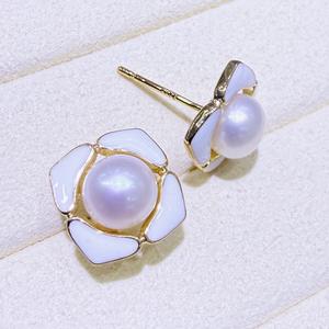 Boucles d'oreilles carrées blanches glacées en perles d'eau douce haut de gamme de Zhuji, polyvalentes pour le quotidien avec un design de niche - Product Image 4