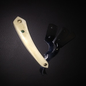 มีดโกนหนวดตรงทำมือจากสแตนเลสสำหรับร้านตัดผมมืออาชีพ พร้อมด้ามจับทำจากเขาแกะ - Product Image 2