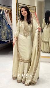 Presentamos la nueva colección de diseñadores en Cosmos con un conjunto de top, pantalón y dupatta con bordados elaborados, completamente cosido. - Product Image 2