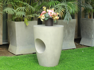 Table d'appoint extérieure en béton moderne, design minimaliste, durable pour une utilisation en jardin - Product Image 1
