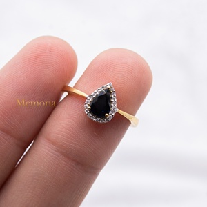 Anillo de Oro Amarillo Sólido de 14k con Zafiro Azul Natural en Forma de Pera y Halo de Diamantes, Joyas Memoria, Venta al Por Mayor - Product Image 4