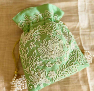 Pochette Potli de Luxe Faite Main par un Designer, Écologique, en Soie Brodée et Perles, avec Fermeture à Rabat en Coton, pour Femme, Mariage et Cérémonie - Product Image 1