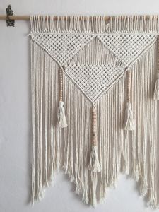 Décoration murale en macramé fait main, style bohème, avec franges à pompons, en matériaux naturels, pour la maison ou le bureau. - Product Image 4