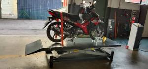 Plataforma Elevadora Hidráulica de Tijera PEAK de Un Cilindro para Motocicletas, 3 Toneladas, Altura Ajustable de 25-72.8 Pulgadas, Construcción de Acero Negro, Modelo CE - Product Image 6