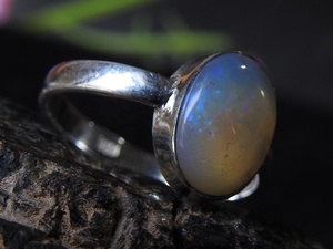 Anillo de Boda Australiano de Plata Maciza con Ópalo Multifuego - Talla 6.5 de EE. UU., Joyería Clásica Hecha a Mano, Regalo para Ella - Product Image 2