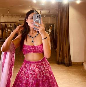 Ensemble de lehenga en tulle avec broderies de sequins, de dori et de zari, accompagné d'un chemisier en tulle et d'un dupatta en tulle, pour mariages et soirées. - Product Image 4