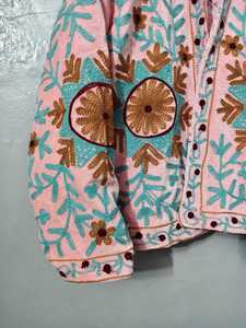 Veste Suzani en velours rose faite à la main, artisanat intemporel et couleurs éclatantes, style bohème, broderie florale, manteau tendance pour femme - Product Image 5