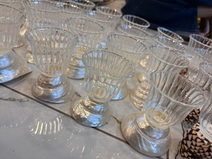 Verres à vin en verre naturel faits à la main avec base en coquillage, forme ronde, décoration antique pour fêtes, mariages et maison - Product Image 1