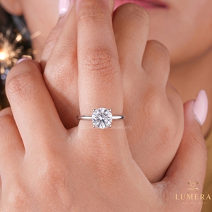 Bague de fiançailles classique solitaire avec pierre ronde taille brillant en or blanc pour femme - Fabricant de bijoux sur mesure - Product Image 6