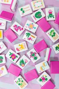 Figurines de Mahjong Traditionnelles en Résine Personnalisées avec Motif Vert et Blanc, Artisanat Artistique de Collection pour le Divertissement à Domicile - Product Image 6