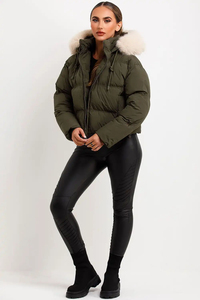 Blouson matelassé tricoté pour femme avec logo personnalisé, broderie, capuche en fausse fourrure, fermeture éclair intégrale, cordon de serrage, design hiver matelassé effet bulle, couleur kaki, OEM - Product Image 5