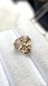 มอร์แกไนต์ธรรมชาติแท้รับรองคุณภาพ รูปทรงหัวใจแฟนซี คุณภาพสีและความเงางามเยี่ยม เบอร์ริลธรรมชาติ 4.08 กะรัต สะอาดตา ระดับ Loupe - Product Image 2