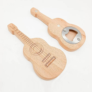 Encantador abridor de botellas con forma de guitarra, hecho de madera de roble natural, con un mecanismo metálico incorporado y una correa de cuero para colgar. - Product Image 3
