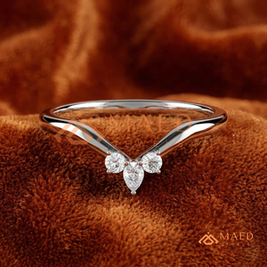 แหวนเงินแท้ 925 ดีไซน์วิชโบนประดับมอสซาไนต์รูปตัววี สำหรับผู้หญิง แหวนแต่งงานเพชรแล็บทรงเชฟรอน เครื่องประดับหมั้น - Product Image 1