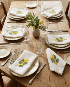 Serviettes en lin carrées brodées à la main, motif fleur de mimosa, serviettes de table personnalisables, pour la maison, les mariages et les événements - Product Image 3