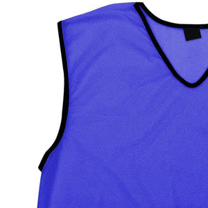 Pantalones cortos deportivos reversibles de malla para jóvenes con logo personalizado para baloncesto y fútbol, chalecos deportivos con nombre personalizado para entrenamiento de fútbol en venta - Product Image 2